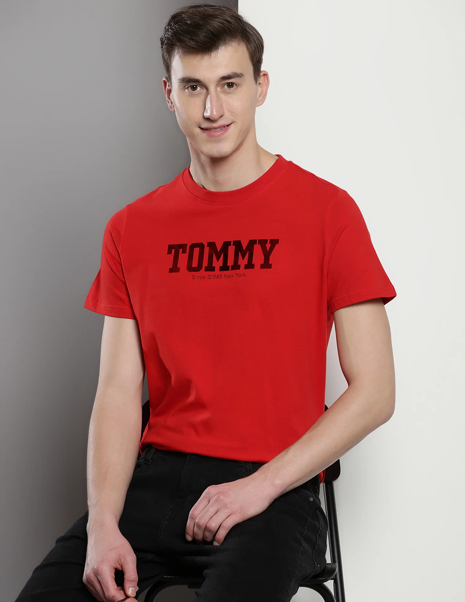 تومي هيلفيجر تيشيرت بشعار بارز لامع Slim Fit تومي هيلفيجر تيشيرت بشعار بارز لامع Slim Fit