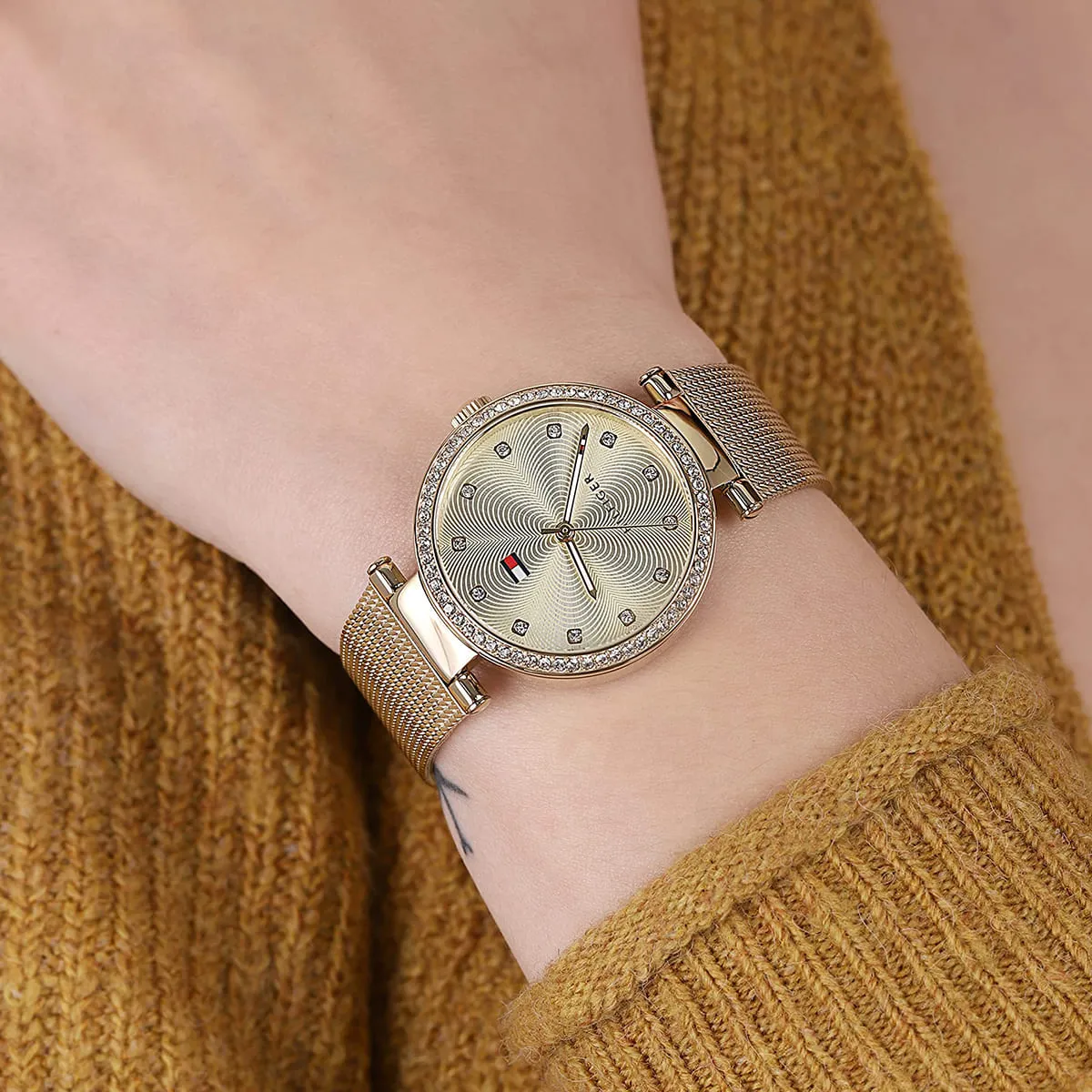 1781864-tommy-hilfiger-watch-women-crystals-gold-dial-mesh-metal-stainless-steel-golden-strap-quartz-battery-analog-three-hand-lynn_6.webp