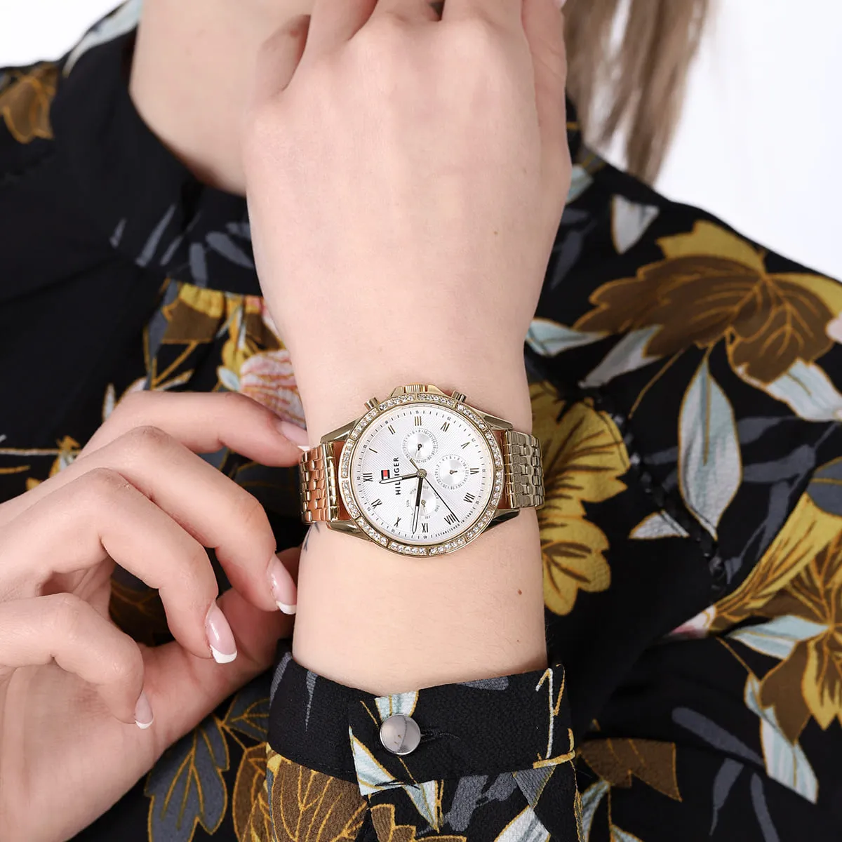 1782142-tommy-hilfiger-watch-women-crystals-white-dial-metal-stainless-steel-gold-strap-quartz-battery-analog-ari_17.webp