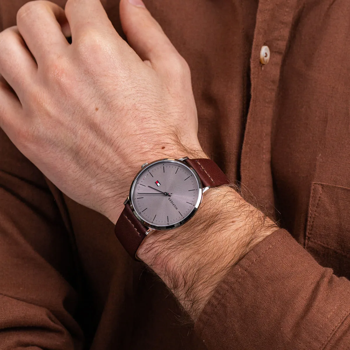 1791463-tommy-hilfiger-watch-men-gray-dial-leather-brown-strap-quartz-battery-analog-three-hand-james_9.webp