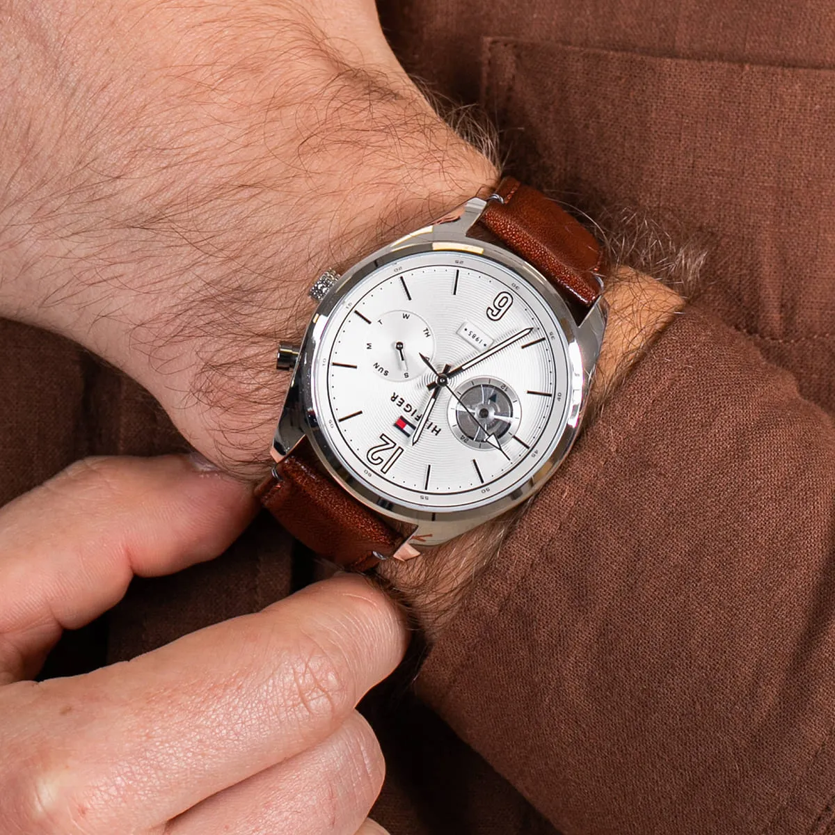 1791550-tommy-hilfiger-watch-1985-men-silver-dial-leather-brown-strap-quartz-battery-analog-three-hand-deacan_7.webp