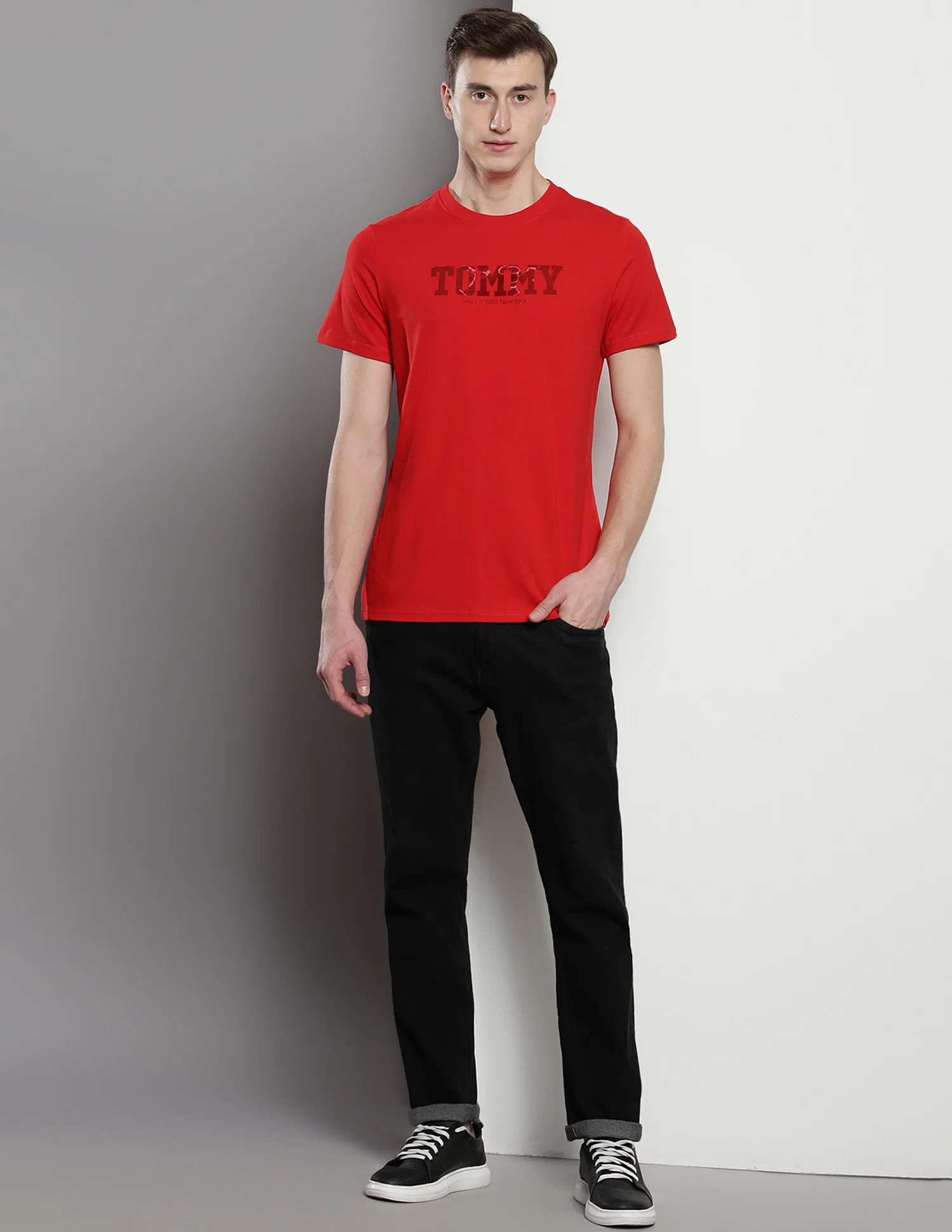 تومي هيلفيجر تيشيرت بشعار بارز لامع Slim Fit تومي هيلفيجر تيشيرت بشعار بارز لامع Slim Fit