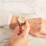 w1228l2-guess-watch-women-gold-metal-g-luxe.jpg