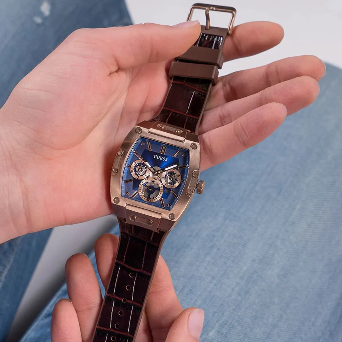 gw0202g2-guess-watch-men-square-blue-dial-rubber-brown-strap-quartz-battery-analog-phoenix_11.webp