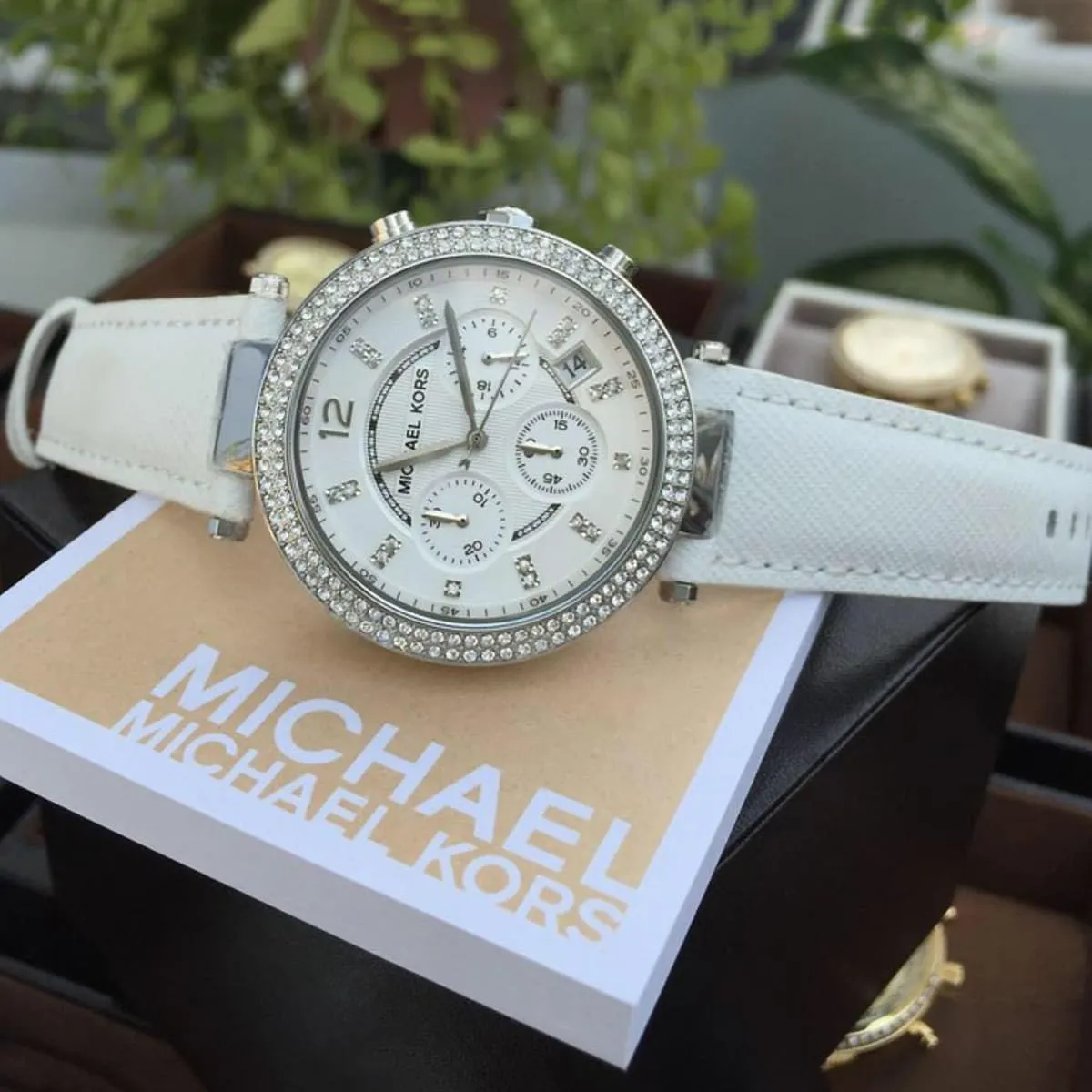 mk2277-michael-kors-watch-women-crystals-white-dial-leather-strap-quartz-battery-analog-chronograph-parker_6.webp