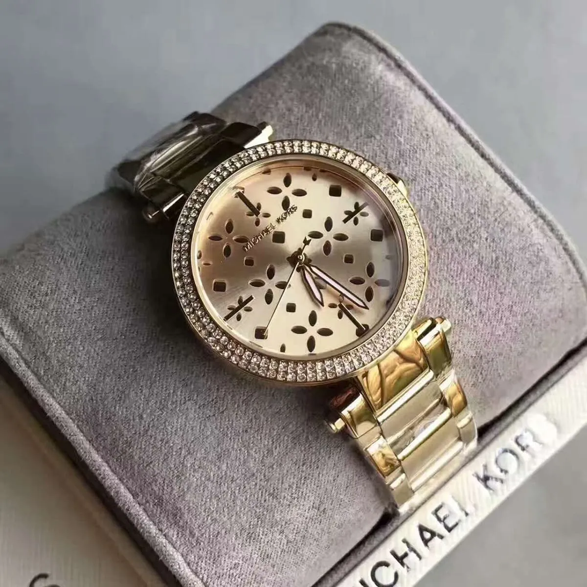 mk6469-michael-kors-watch-women-gold-dial-metal-stainless-steel-golden-strap-quartz-battery-analog-three-hand-parker_13.webp