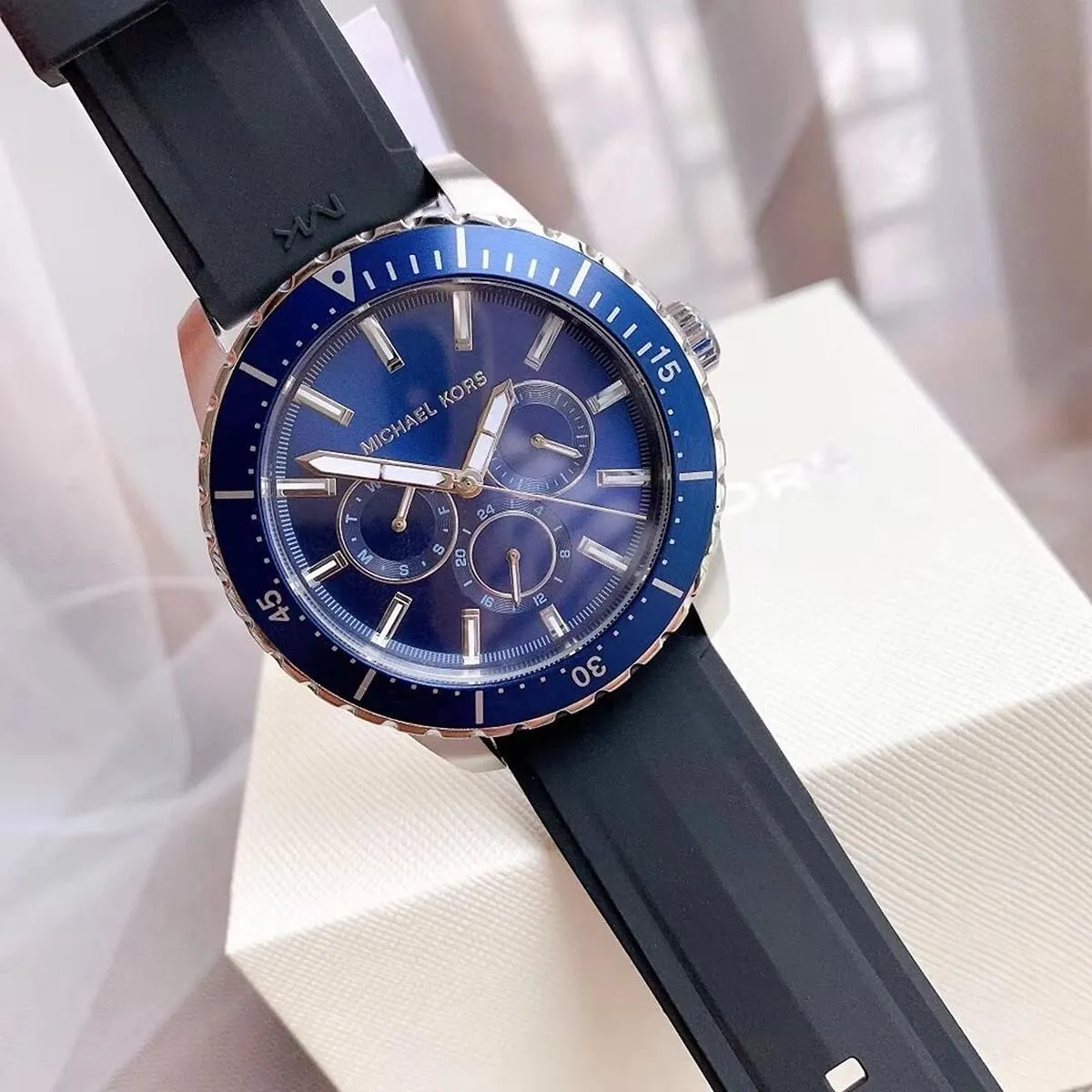 mk7160-michael-kors-watch-men-blue-dial-rubber-black-strap-quartz-battery-analog-cunningham_6.webp