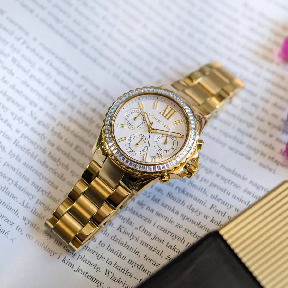 mk7212-michael-kors-watch-women-crystals-white-dial-metal-stainless-steel-gold-strap-quartz-battery-analog-chronograph-everest_18.webp