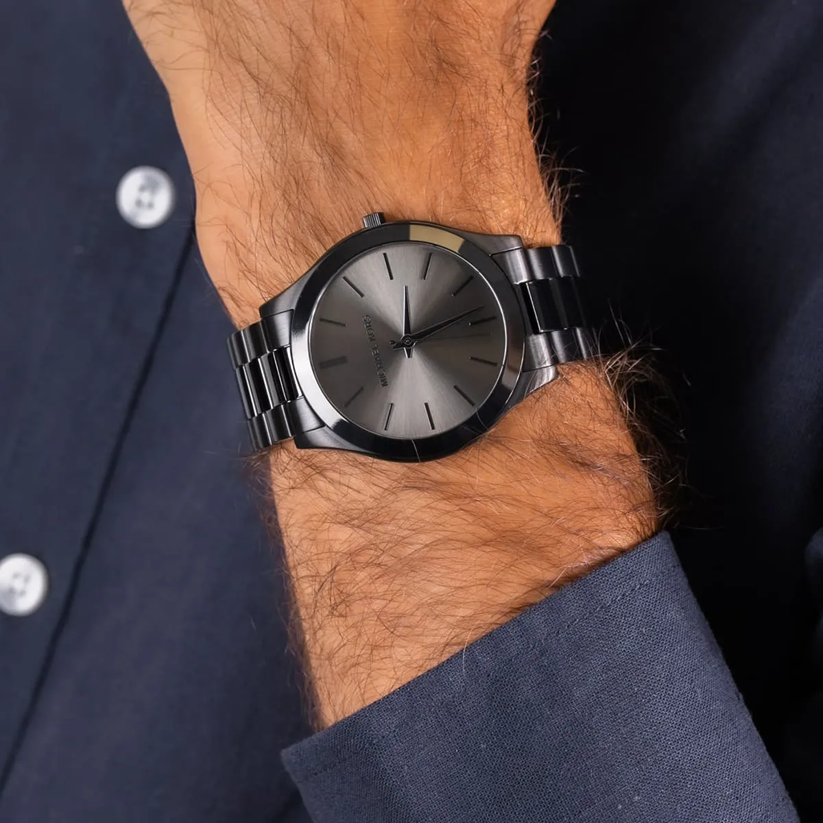 mk8507-michael-kors-watch-men-black-dial-metal-stainless-steel-strap-quartz-battery-analog-three-hand-runway_12.webp