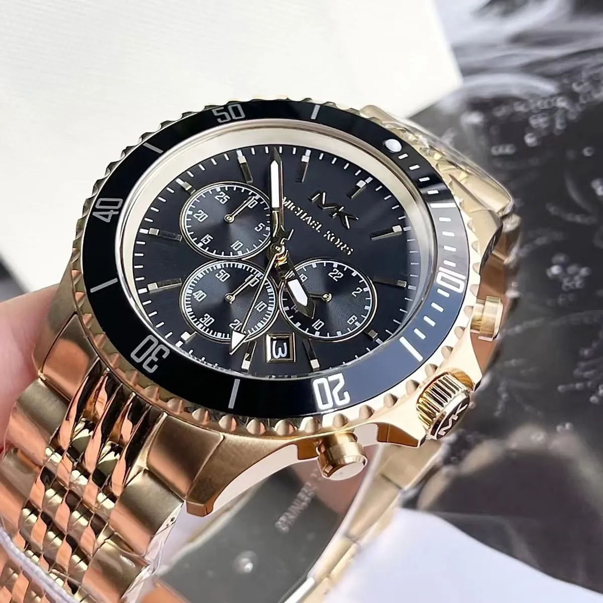 mk8726-michael-kors-watch-men-black-dial-metal-stainless-steel-gold-strap-quartz-battery-analog-chronograph-bayville_7.webp