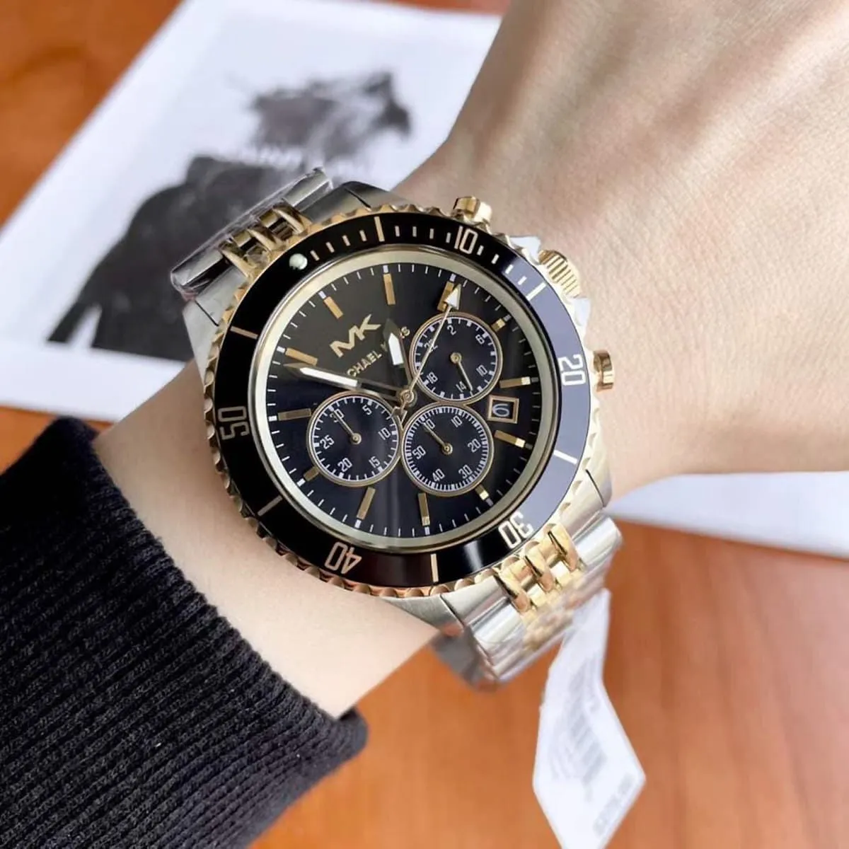 mk8872-michael-kors-watch-men-black-dial-metal-stainless-steel-silver-gold-two-tone-strap-quartz-battery-analog-chronograph-bayville_10.webp