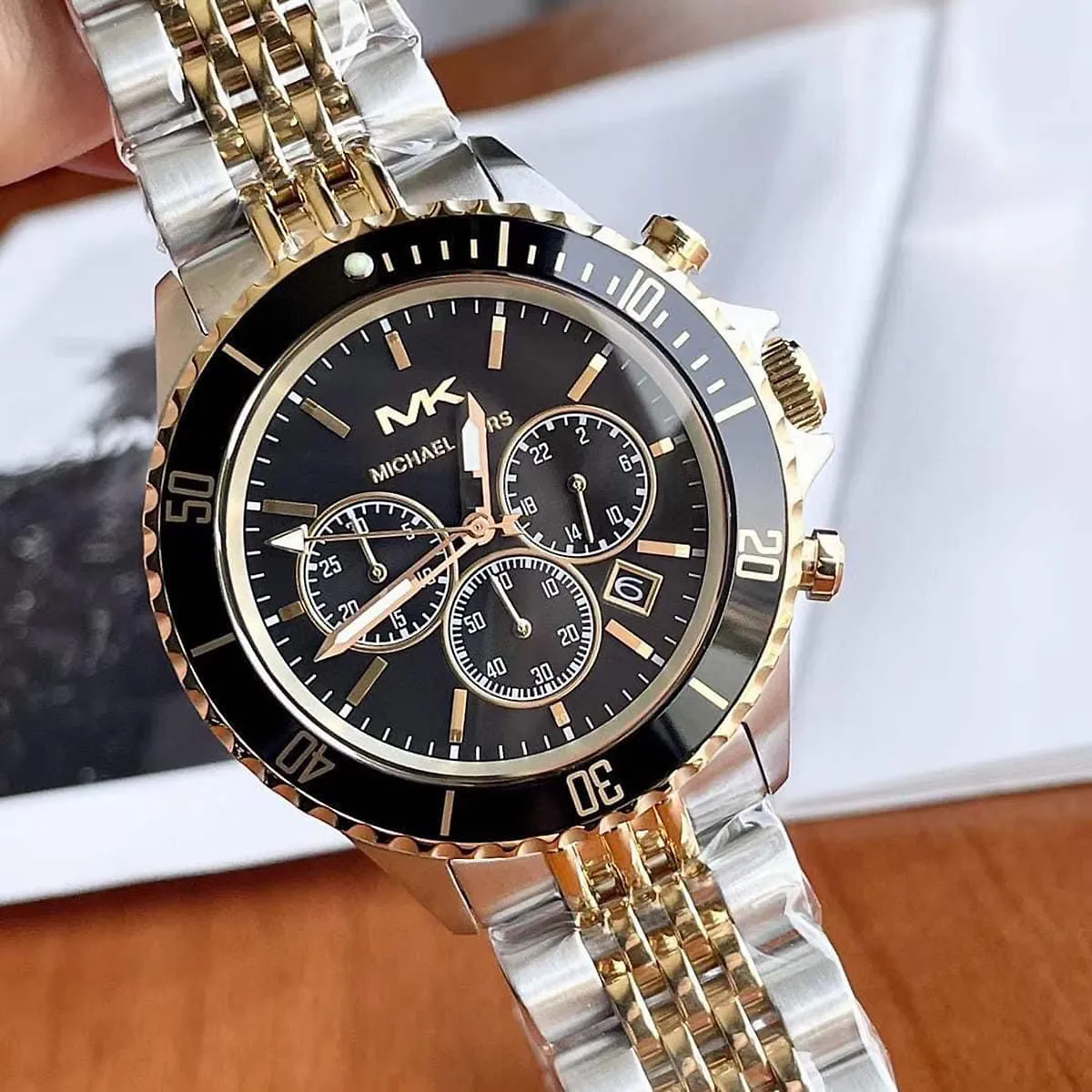 mk8872-michael-kors-watch-men-black-dial-metal-stainless-steel-silver-gold-two-tone-strap-quartz-battery-analog-chronograph-bayville_7.webp