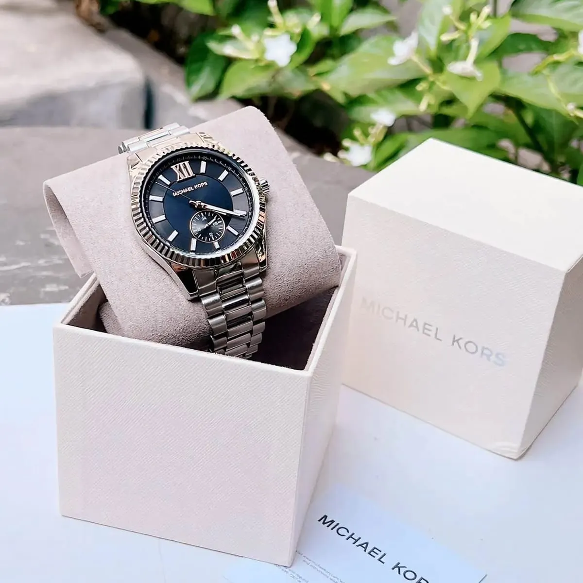 mk8946-michael-kors-watch-men-black-dial-metal-stainless-steel-silver-strap-quartz-battery-analog-three-hand-lexington_11.webp