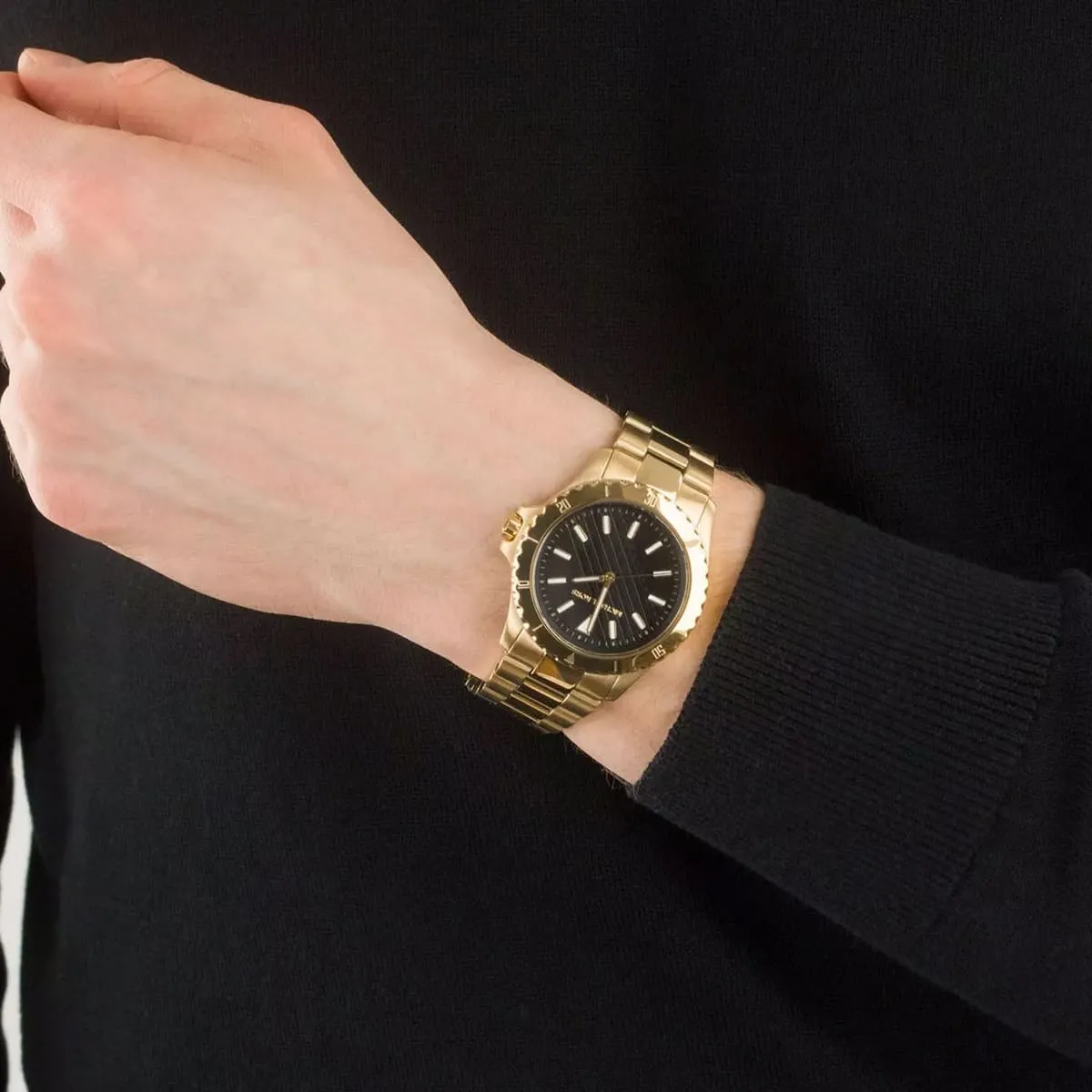 mk9078-michael-kors-watch-men-black-dial-metal-stainless-steel-gold-strap-quartz-battery-analog-three-hand-everest_12.webp