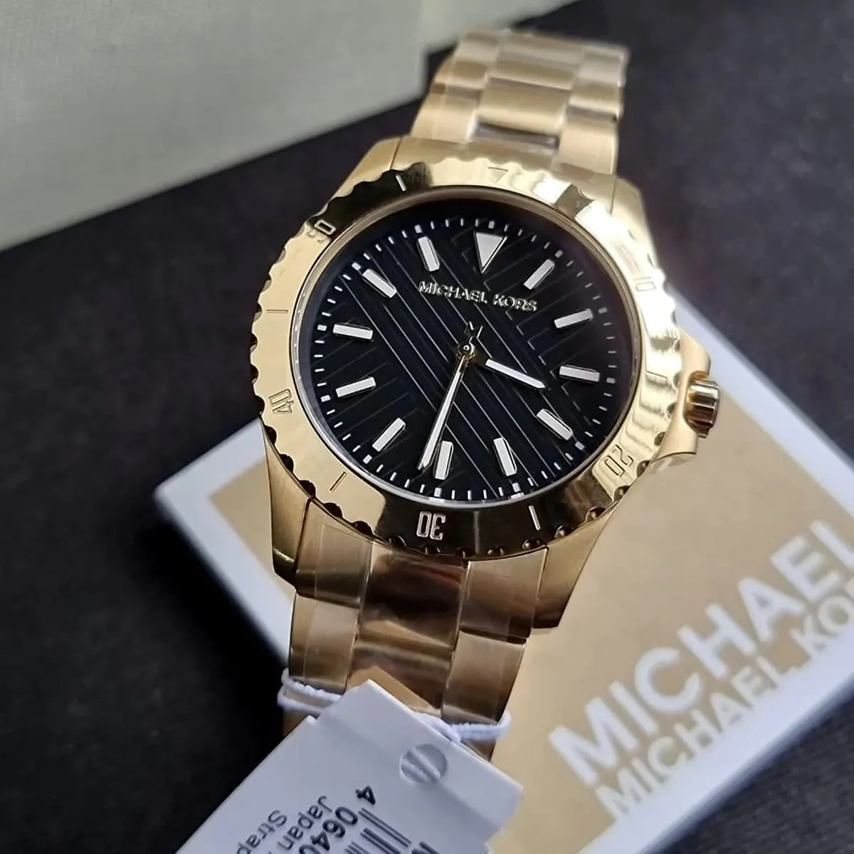 mk9078-michael-kors-watch-men-black-dial-metal-stainless-steel-gold-strap-quartz-battery-analog-three-hand-everest_9.webp