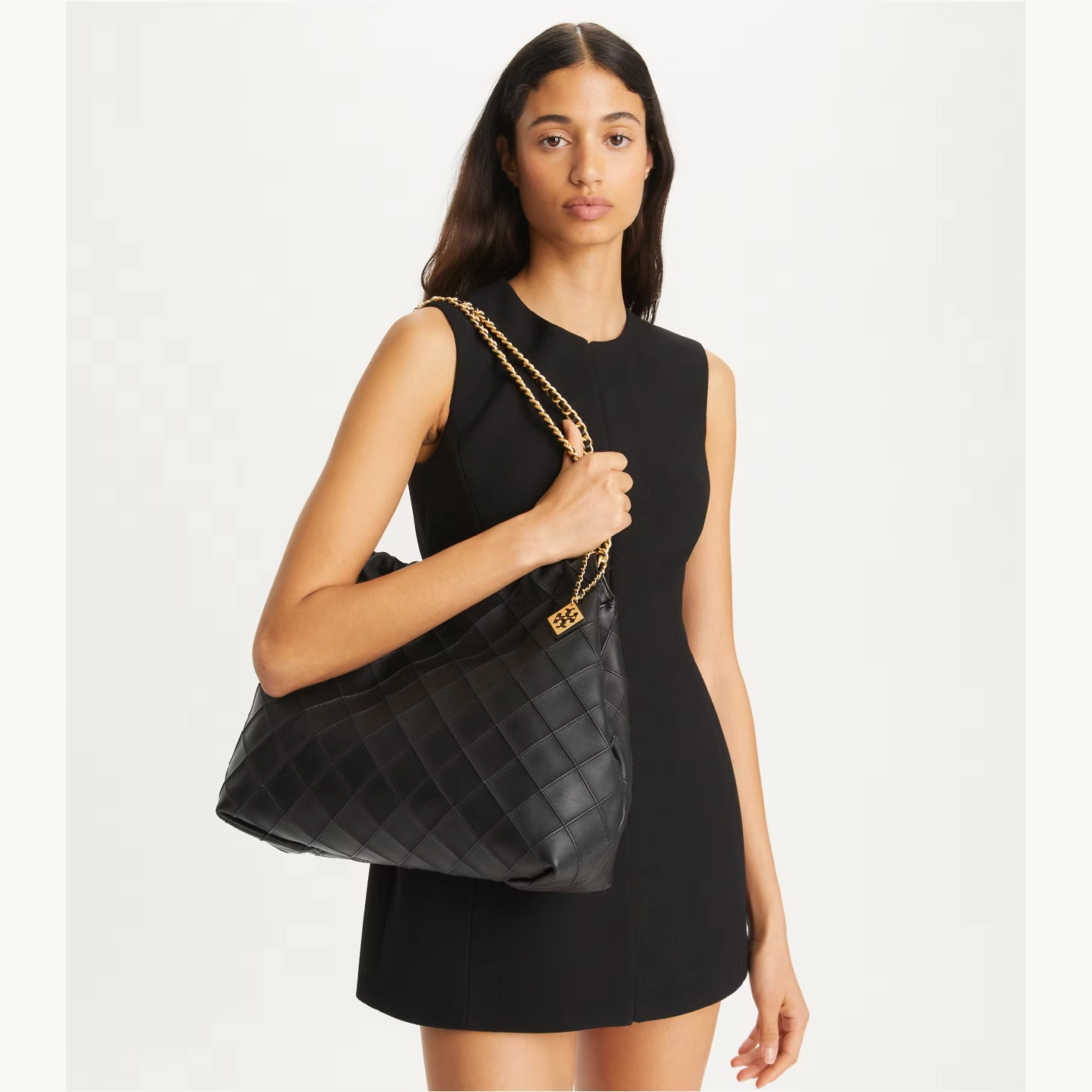 fleming-soft-hobo-bag-accessory-on-model.tb_154572_001_20240208_omacc.pdp-1262x1436-7-outlet90-com