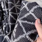 635282-3f317-00121-emporio-armani-sieviesu-salle-ar-grafisku-rakstu-melnbalta-3-728×1024-1-outlet90-com