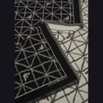 635282-3f317-00121-emporio-armani-sieviesu-salle-ar-grafisku-rakstu-melnbalta-3-728×1024-1-outlet90-com