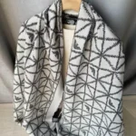 635282-3f317-00121-emporio-armani-sieviesu-salle-ar-grafisku-rakstu-melnbalta-3-728×1024-1-outlet90-com