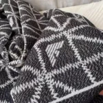 635282-3f317-00121-emporio-armani-sieviesu-salle-ar-grafisku-rakstu-melnbalta-3-728×1024-1-outlet90-com