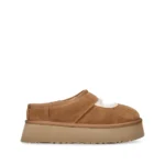حذاء أج UGG