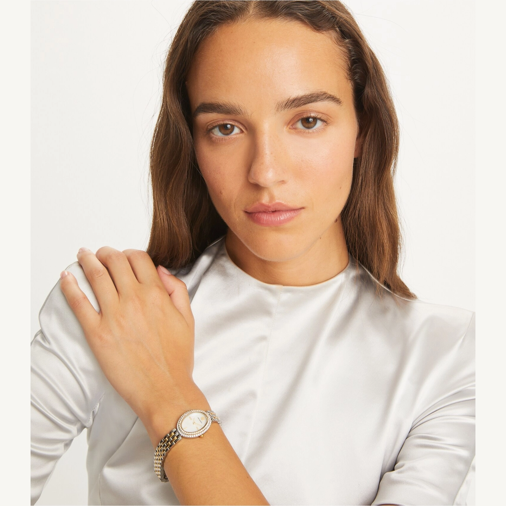 oval-watch-accessory-on-model.tb_169734_000_20240829_omacc.pdp-1500x1706-1-outlet90-com