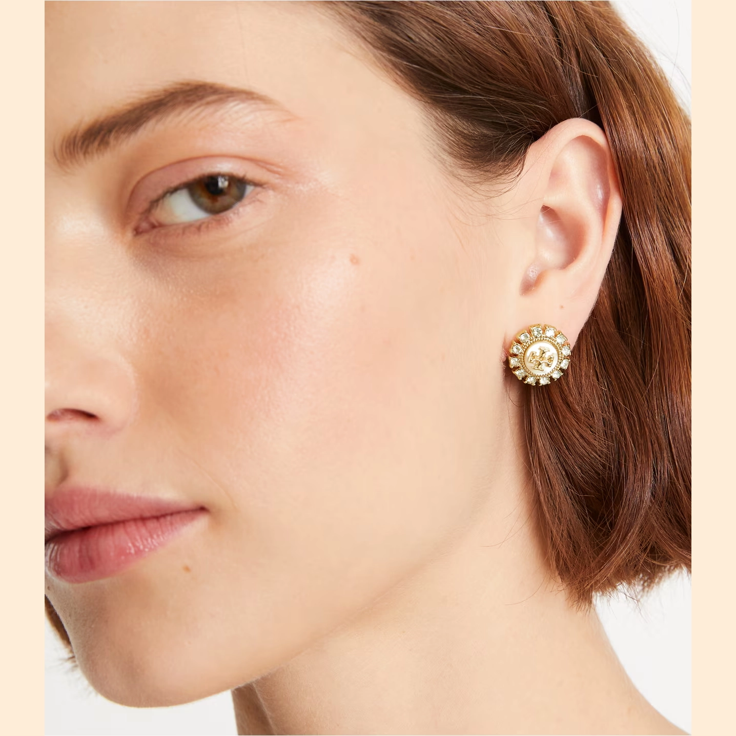 moondance-crystal-stud-earrings-accessory-on-model.tb_87083_700_20221213_omacc.pdp-1262x1436-3-outlet90-com