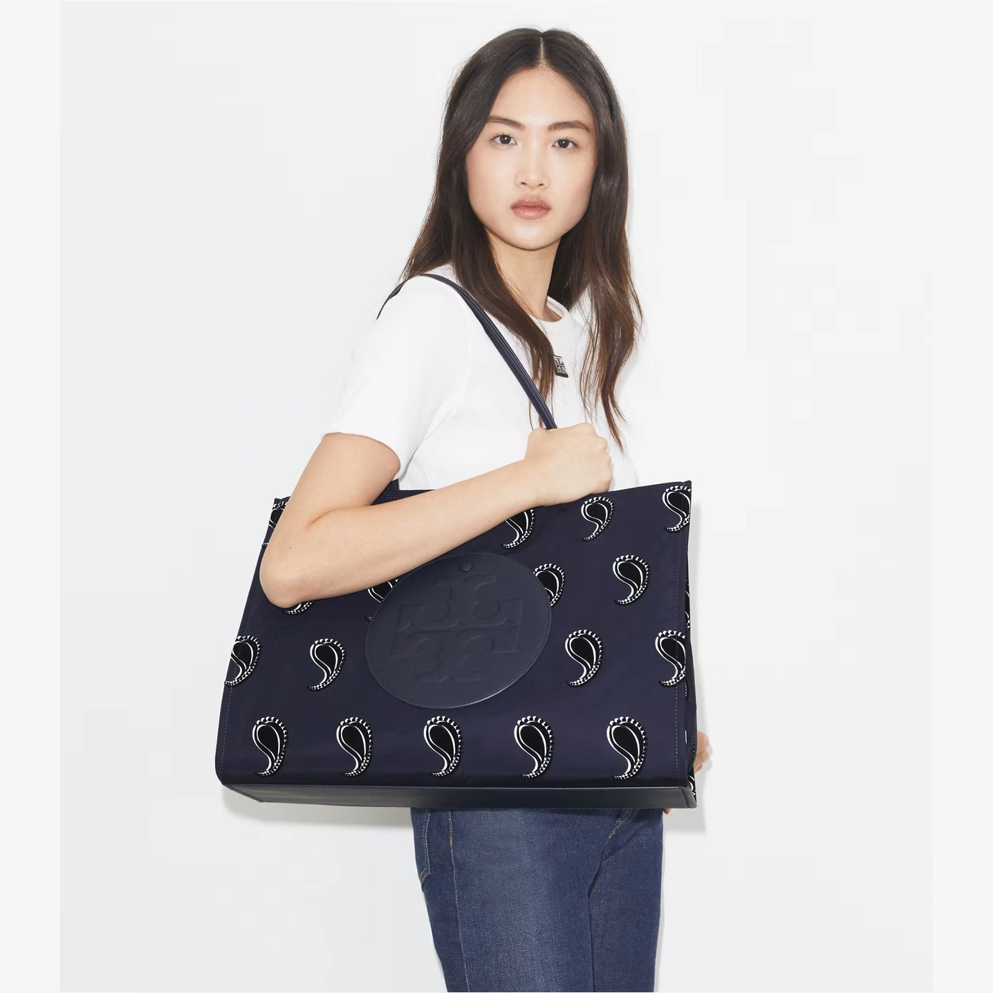 ella-printed-tote-accessory-on-model.tb_178284_400_20251010_omacc.pdp-1262x1436-6-outlet90-com