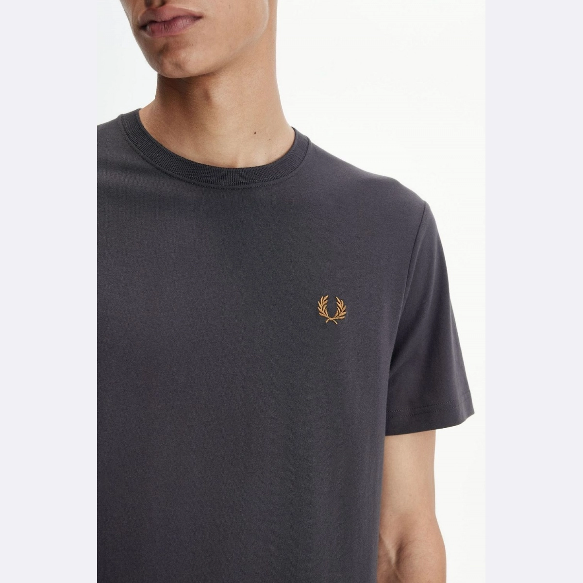 fred-perry-crew-neck-herr-t-shirt-anchor-grey-dark-coffee-3-39-outlet90-com
