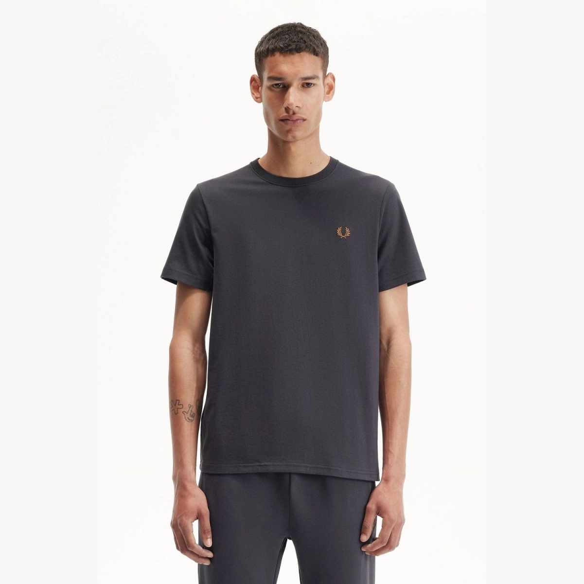 fred-perry-crew-neck-herr-t-shirt-anchor-grey-dark-coffee-42-outlet90-com
