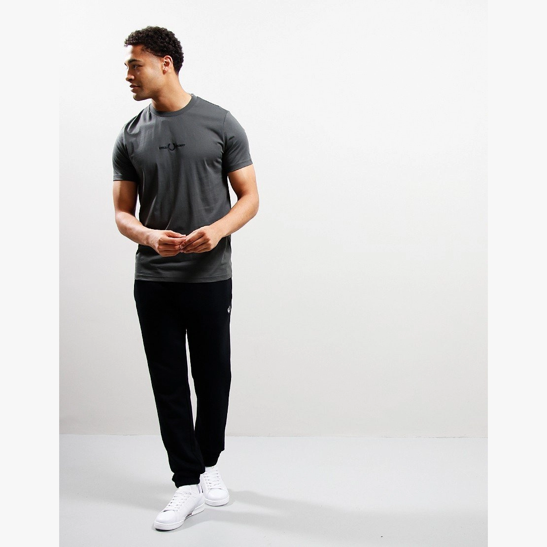 fred_perry_embroidered_t_shirt_field_green_4-870x1110-53-outlet90-com