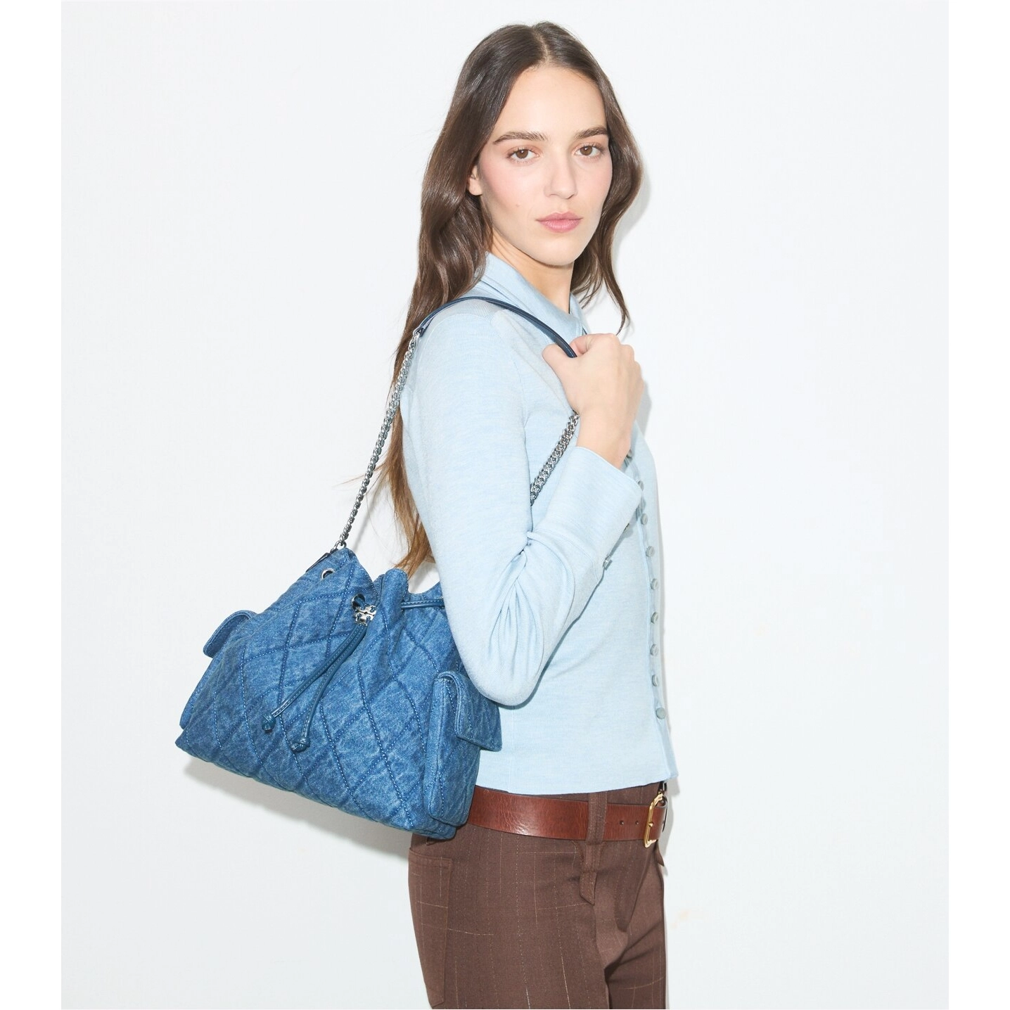 gesteppte-charlie-schultertasche-aus-denim-mit-tunnelzug-accessory-on-model.tb_183603_400_20260318_omacc.pdp-1262x1436-12-outlet90-com