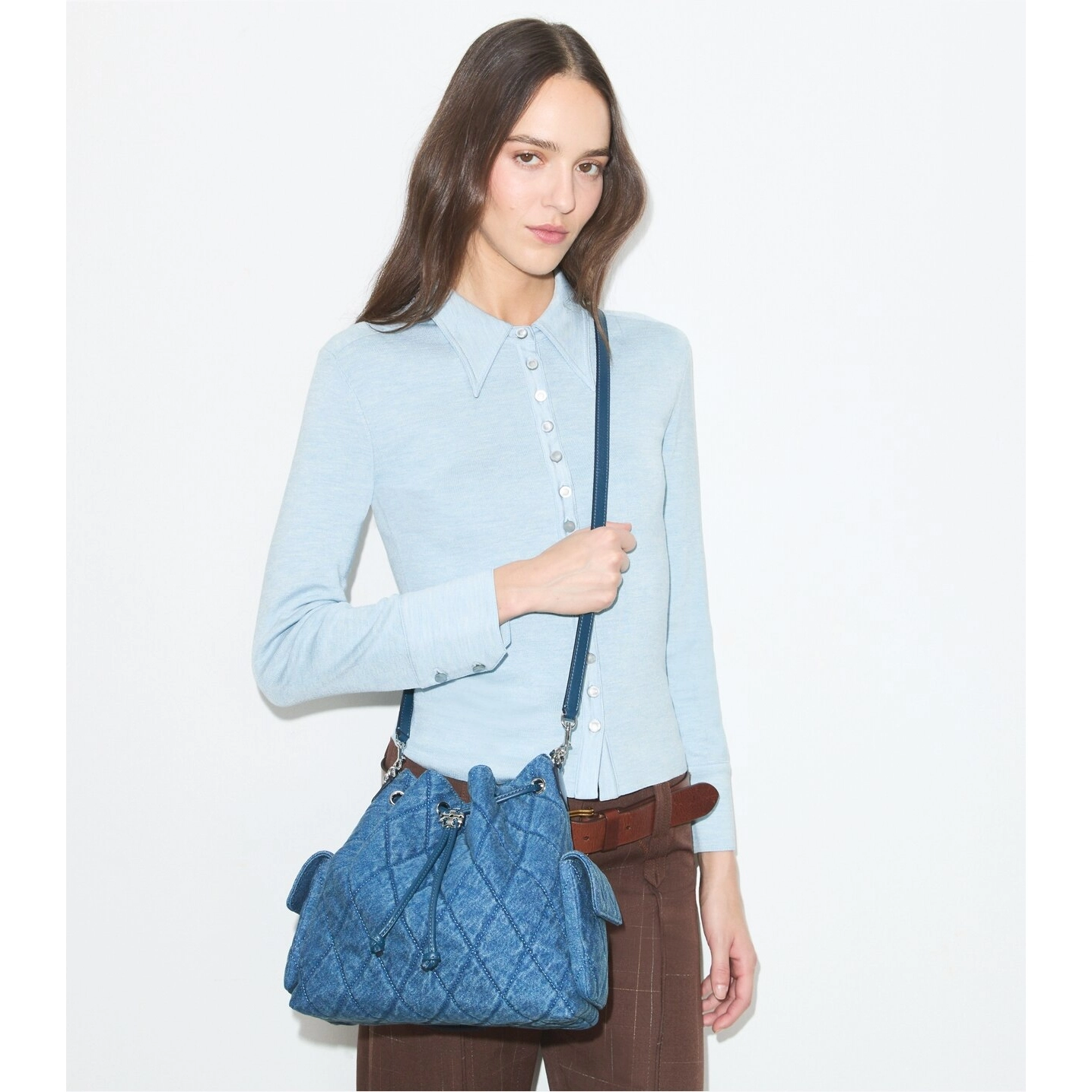 gesteppte-charlie-schultertasche-aus-denim-mit-tunnelzug-additional-on-model.tb_183603_400_20260318_omadd.pdp-1262x1436-13-outlet90-com