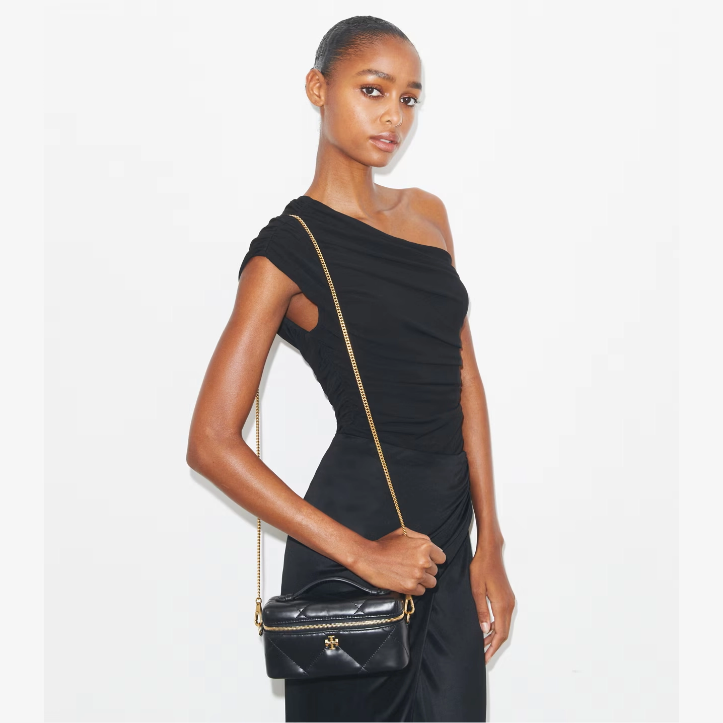 kira-diamond-quilt-east-west-vanity-case-accessory-on-model.tb_176449_001_20251007_omacc.pdp-1262x1436-5-outlet90-com