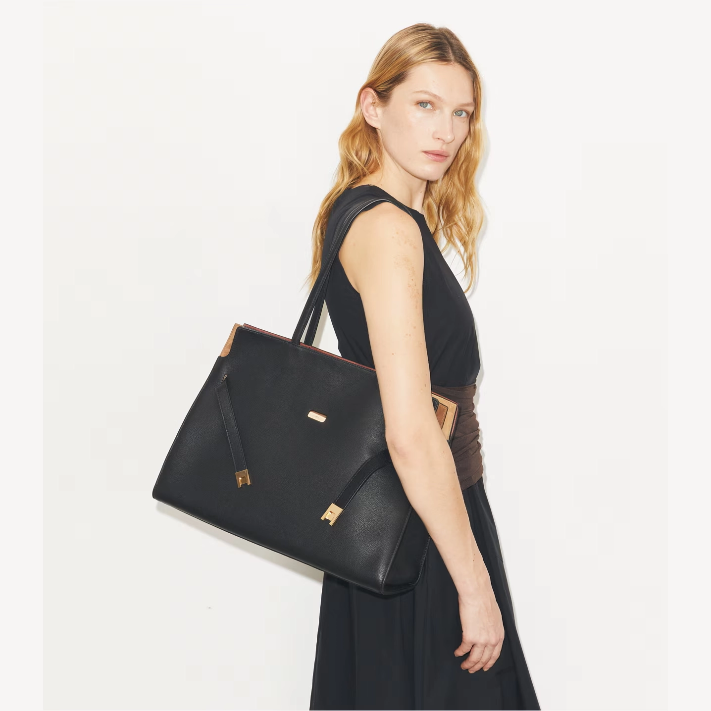 lee-radziwill-tote-accessory-on-model.tb_178837_001_20260113_omacc.pdp-1262x1436-9-outlet90-com