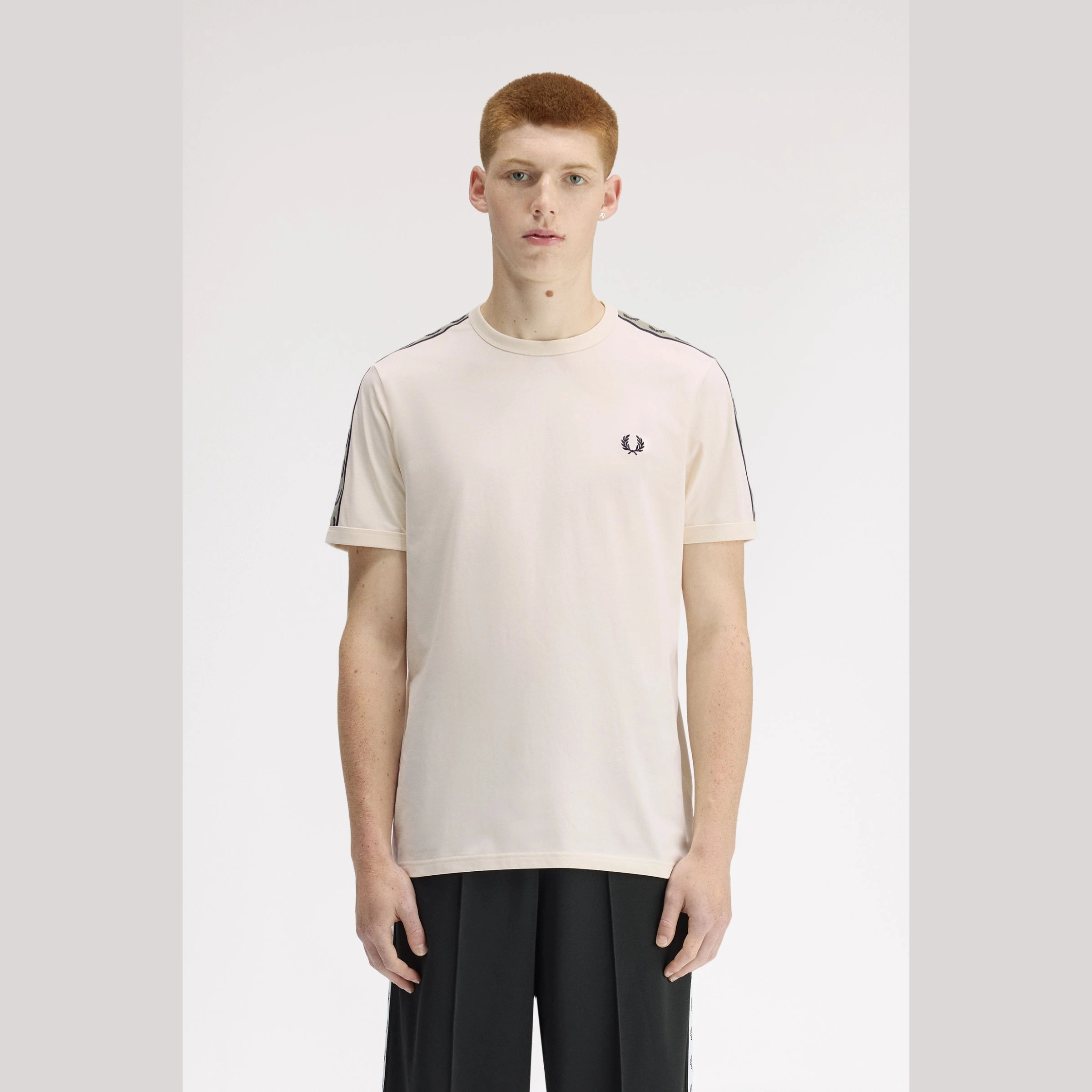 m4613_28b_v2_q126_mod1_front-2-outlet90-com