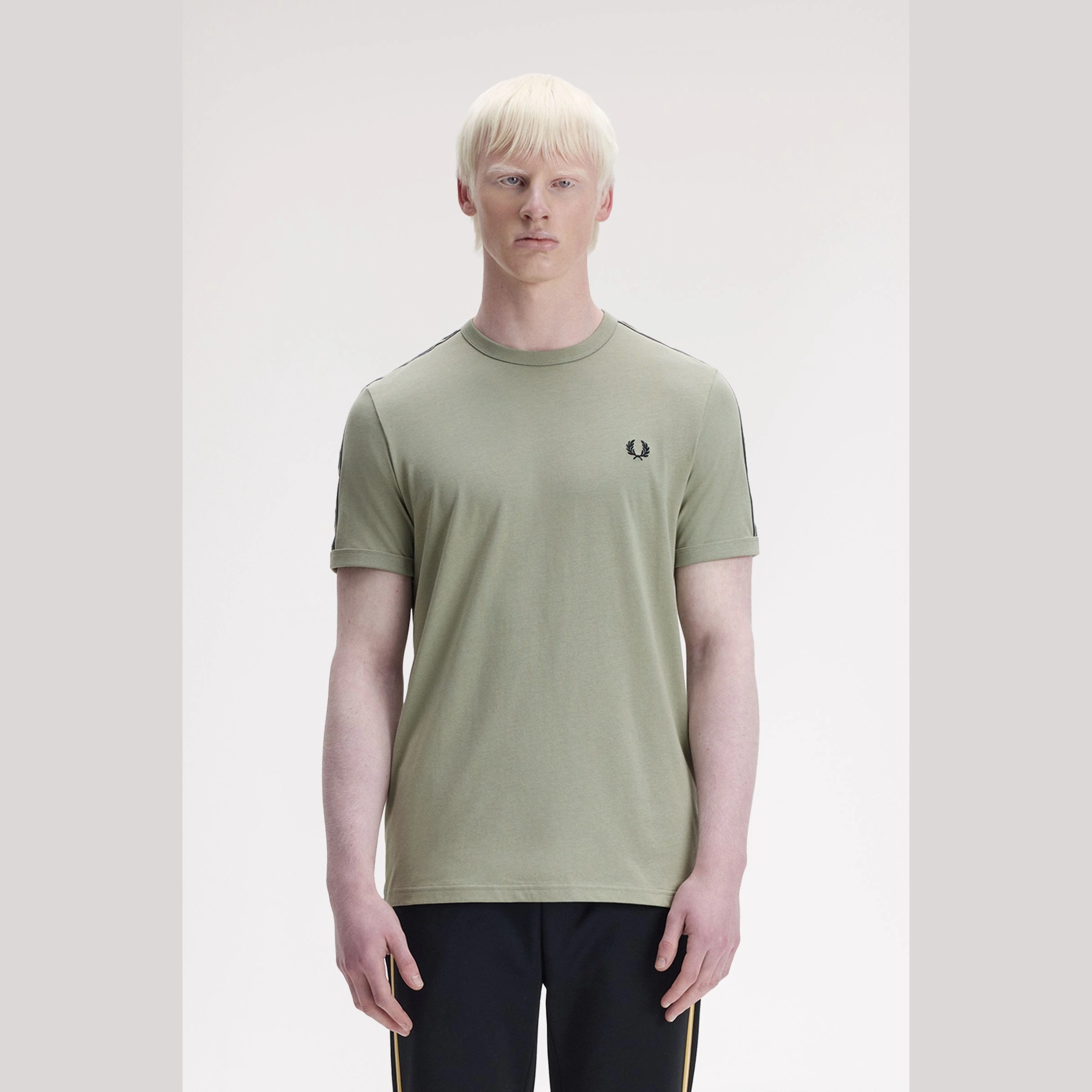m4613_33b_v2_q126_mod1_front-2-outlet90-com