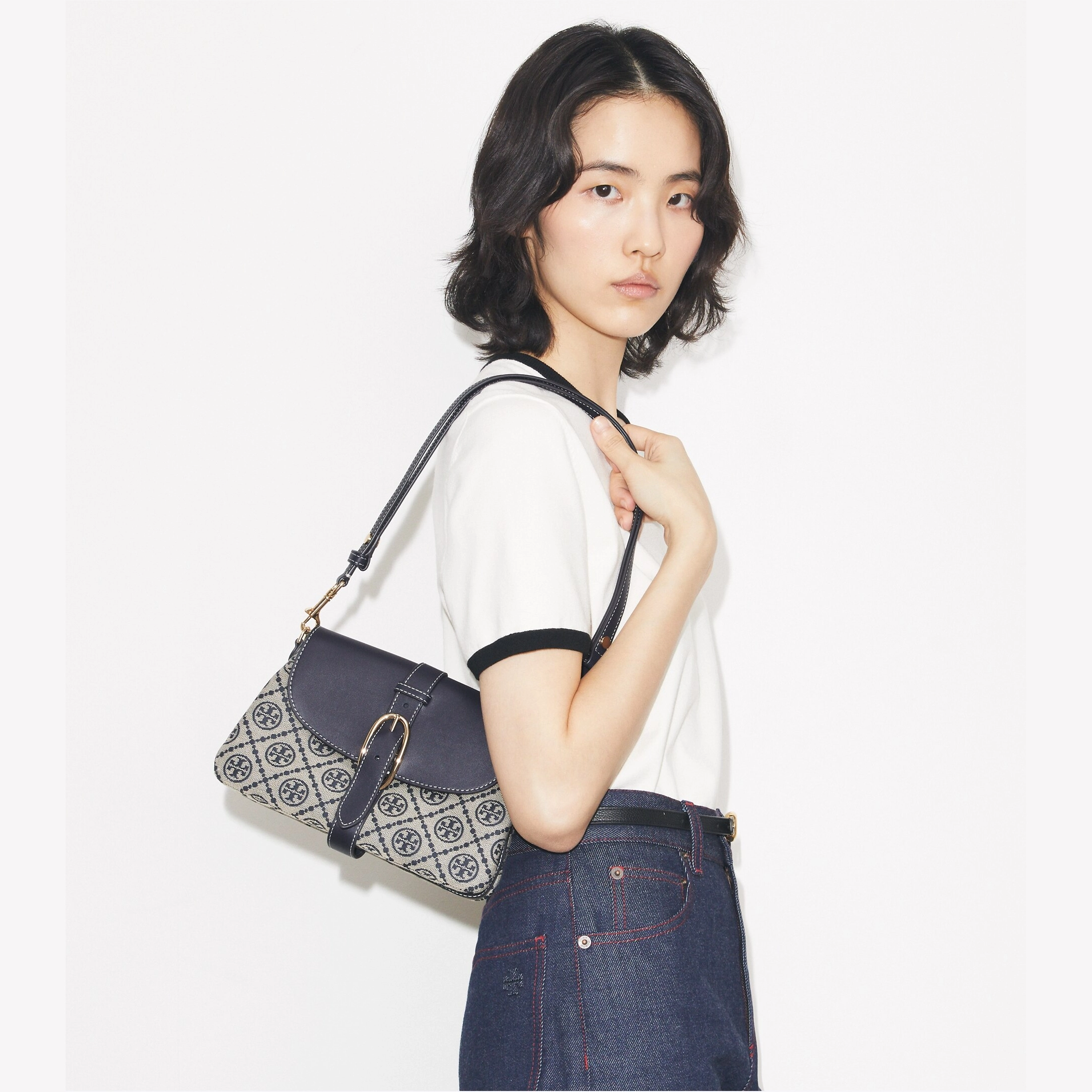 t-monogram-soft-small-shoulder-bag-accessory-on-model.tb_178826_405_20260116_omacc.pdp-1918x2180-20-outlet90-com