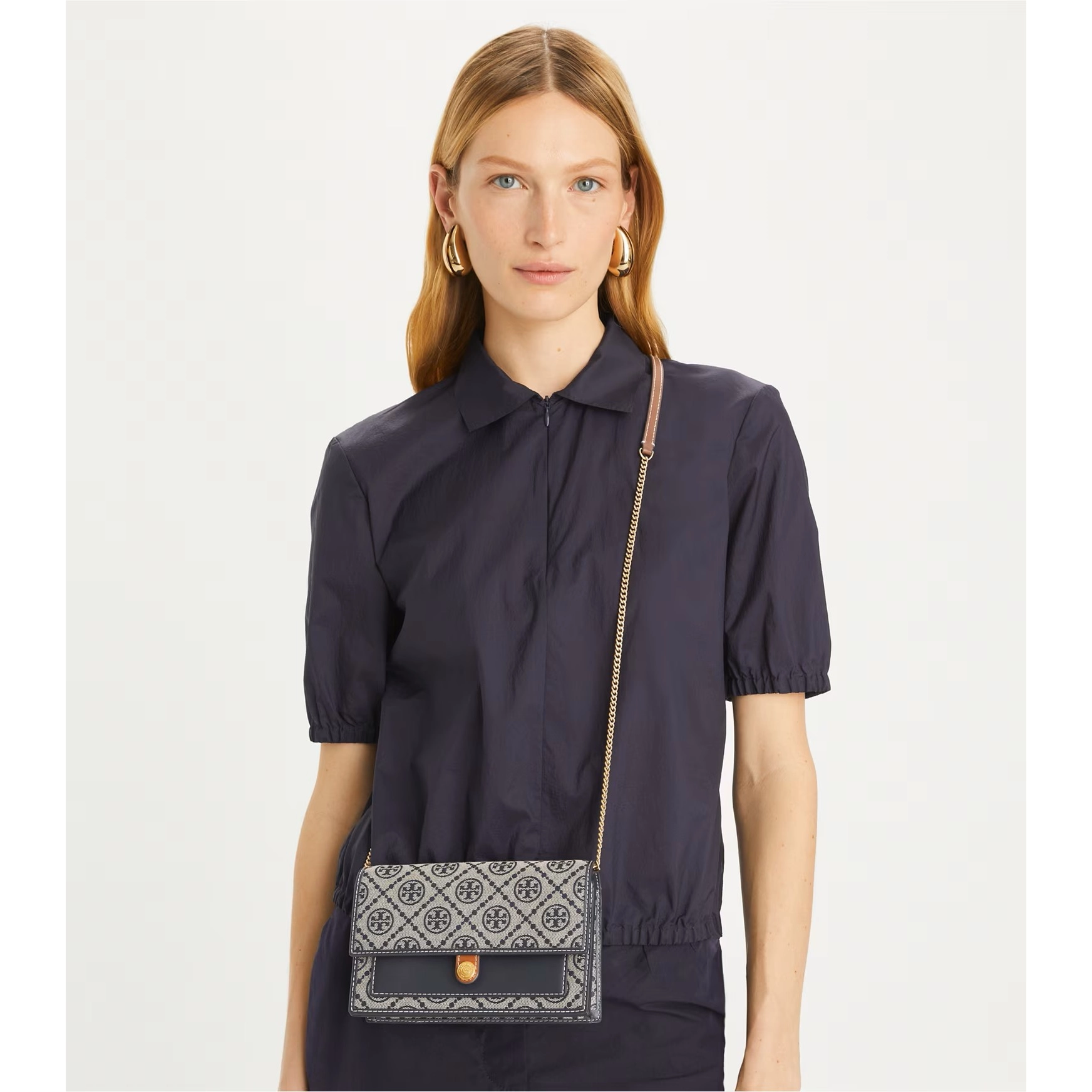 t-monogram-crossbody-accessory-on-model.tb_160486_405_20240411_omacc.pdp-1534x1744-5-outlet90-com